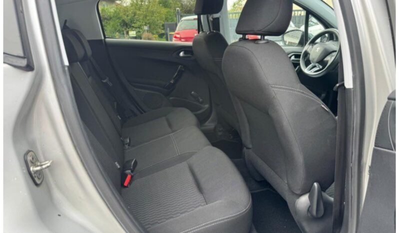 
								208 1,2l essence 82cv style avec 99800km plein									