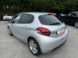 
										208 1,2l essence 82cv style avec 99800km plein									