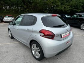 208 1,2l essence 82cv style avec 99800km