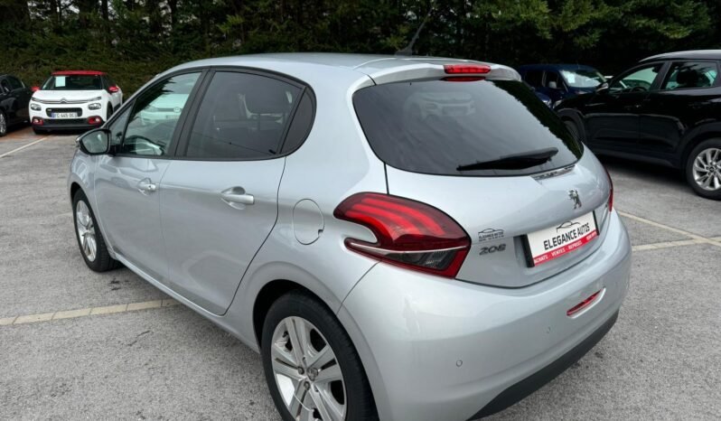 
								208 1,2l essence 82cv style avec 99800km plein									