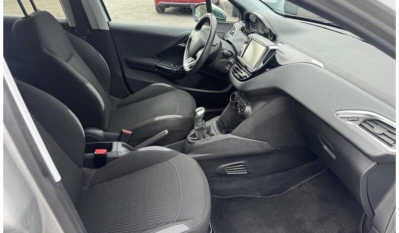 
								208 1,2l essence 82cv style avec 99800km plein									